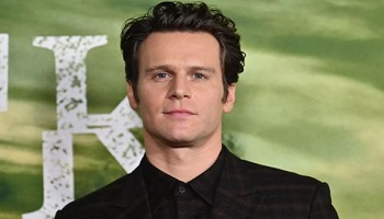 Photo of Jonathan Groff Impressive Net Worth How He Built His Wealth